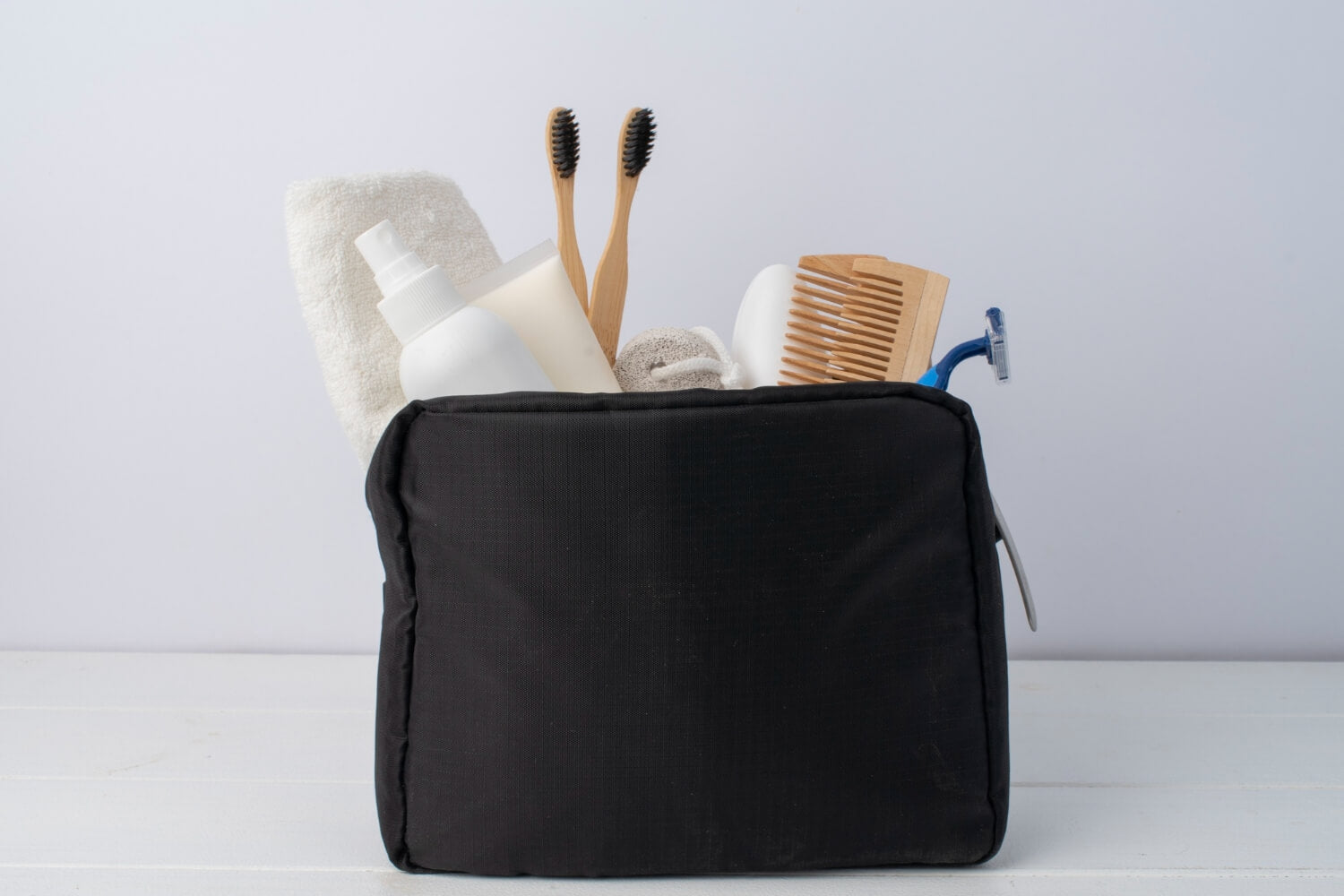 Que mettre dans une trousse de toilette homme : Guide pratique pour le quotidien et les voyages