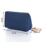 petite-trousse-de-toilette-bleue-tendance-voyage-femme2