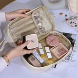 trousse-de-toilette-beige-en-cuir-femme3