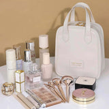 trousse-de-toilette-beige-en-cuir-voyage-en-avion-femme