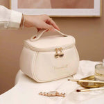 trousse-de-toilette-blanche-en-cuir-style-femme6