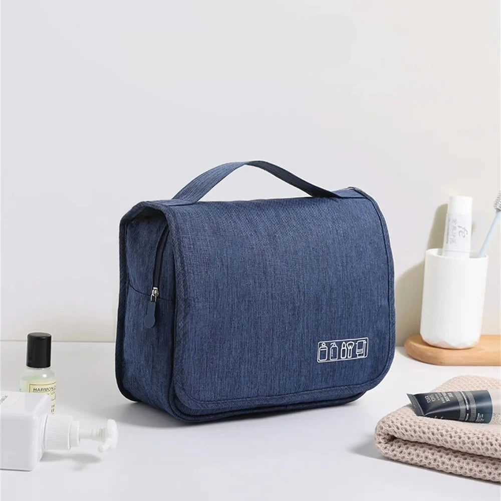 trousse-de-toilette-bleue-a-suspendre-avec-compartiment-homme11