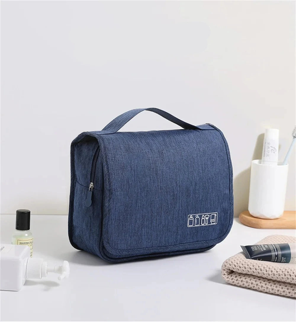 trousse-de-toilette-bleue-a-suspendre-avec-compartiment-homme11