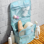 trousse-de-toilette-bleue-avion-femme