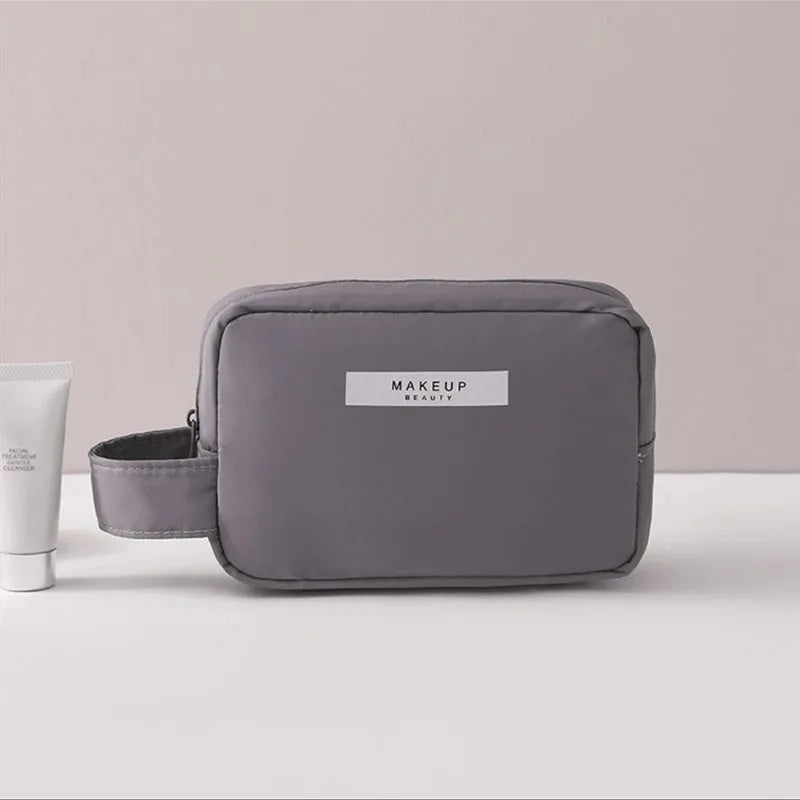 trousse-de-toilette-grise-tendance-femme