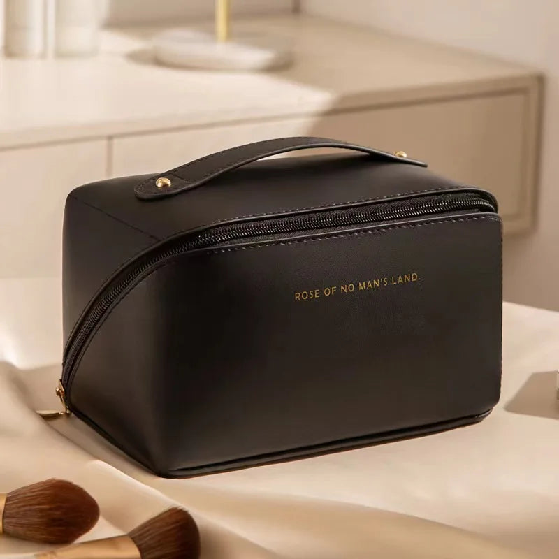 trousse-de-toilette-noire-en-cuir-luxe-femme1