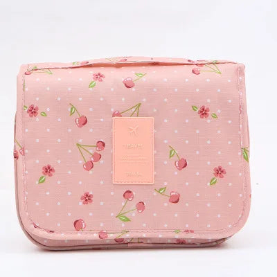 trousse-de-toilette-rose-cerises-a-suspendre-femme