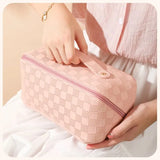 trousse-de-toilette-rose-en-cuir-femme-luxe8