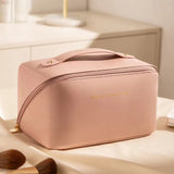 trousse-de-toilette-rose-en-cuir-luxe-femme